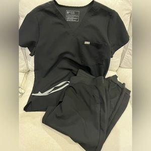 Figs scrub set. Black large petite Catarina top/Zamora jogger.